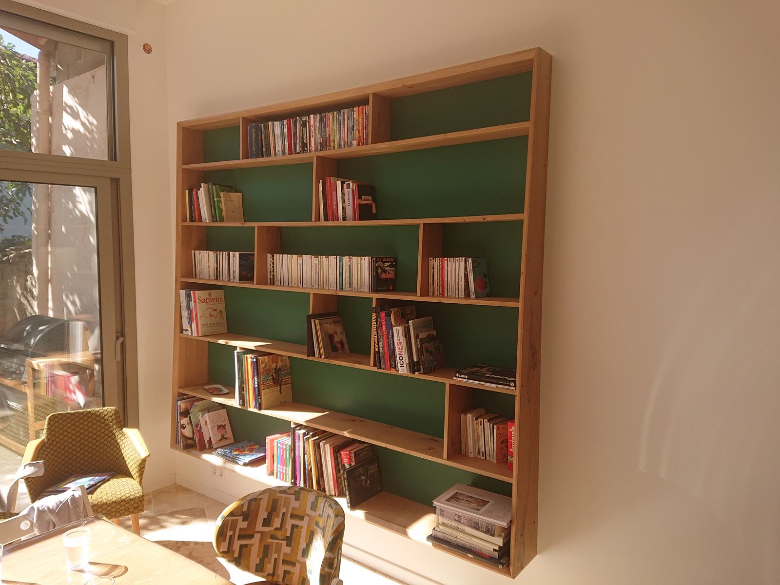 Bibliothèque semi-encastrée en chêne massif, fond en Valchromat® vert menthe