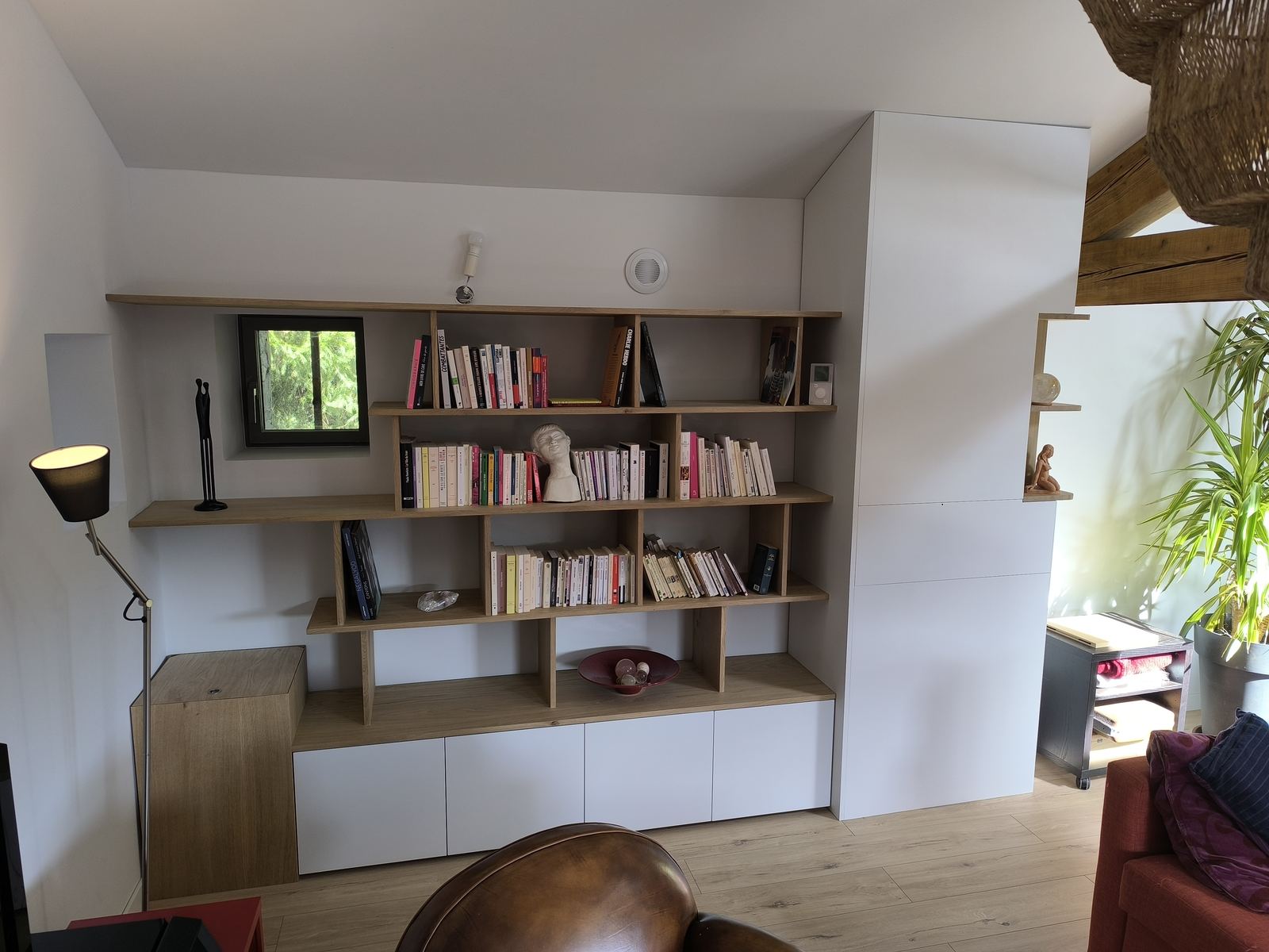 Bibliothèque en chêne avec sous-bassement et caisson latéral en médium peint